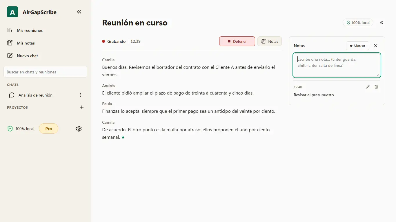 Reunión en curso: la transcripción en vivo a la izquierda y el panel de notas con una nota y el botón Marcar
